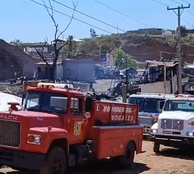 Combaten fuerte incendio en tarimeras de Nogales por más de 8 horas