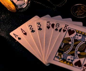 Póker razz: entre cartas y estrategias de todo tipo