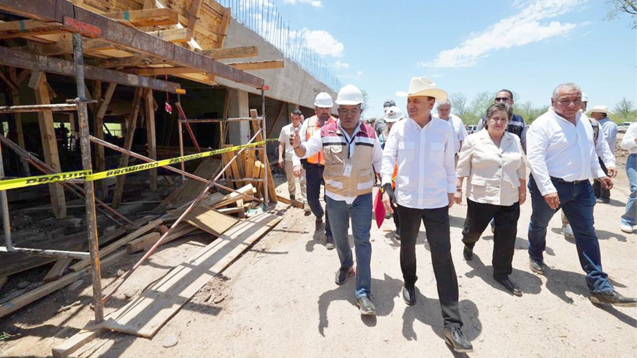 Supervisan construcción de UTH extensión Ures