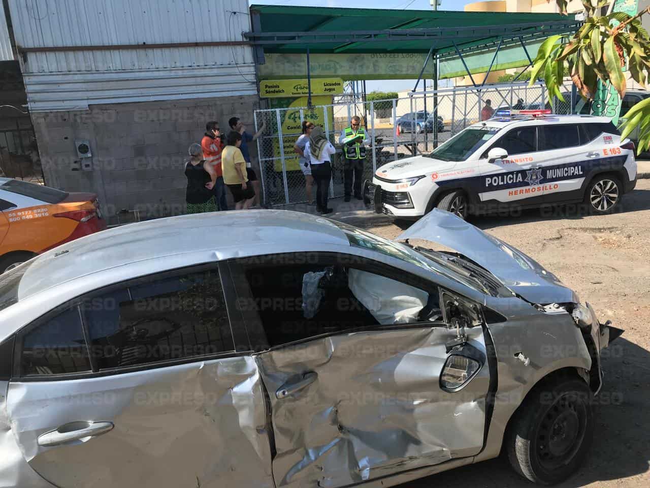 Aparatoso choque entre vehículos en Lázaro Cárdenas