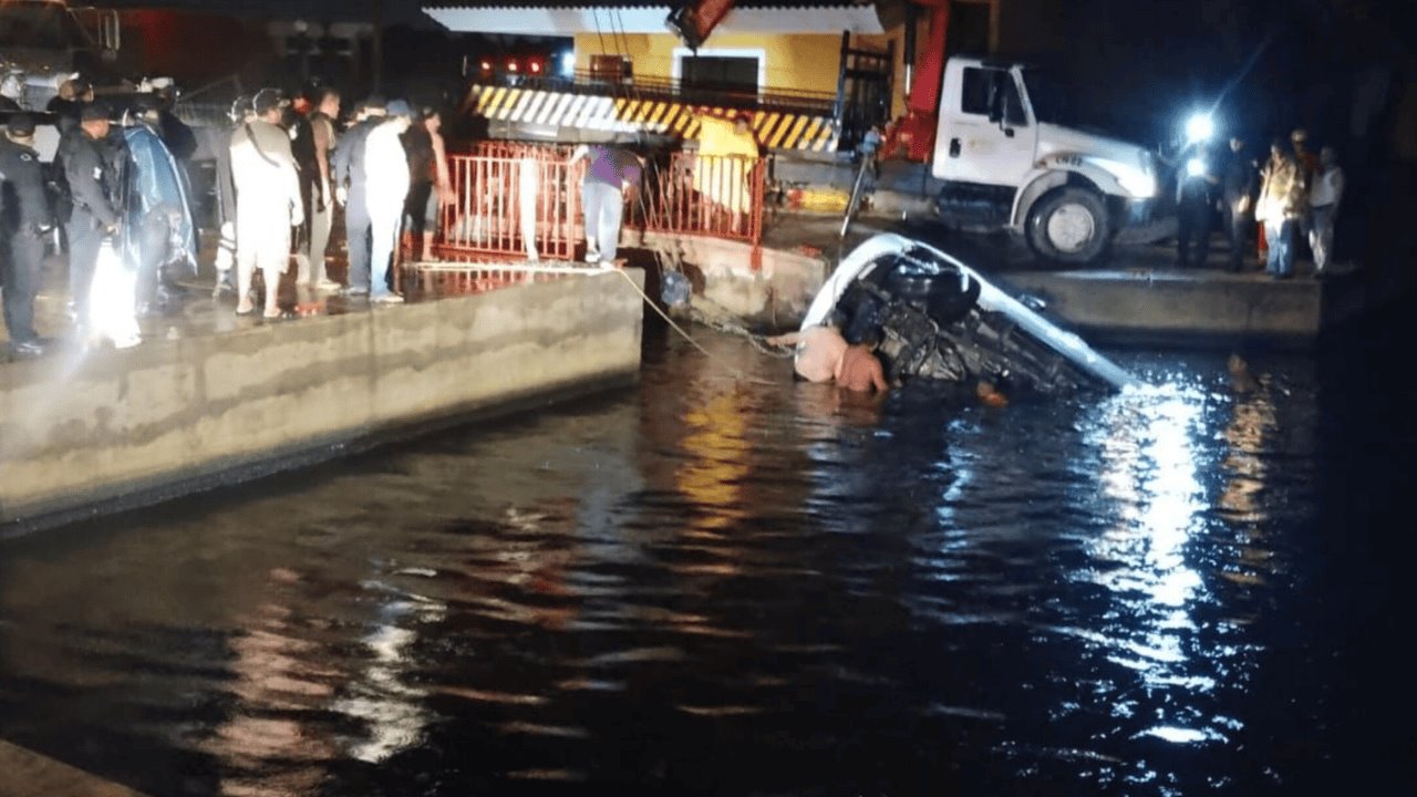 Mueren ahogados 7 jóvenes tras caer en su auto al Río Calzadas