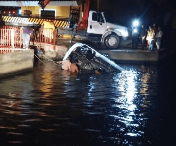 Mueren ahogados 7 jóvenes tras caer en su auto al Río Calzadas
