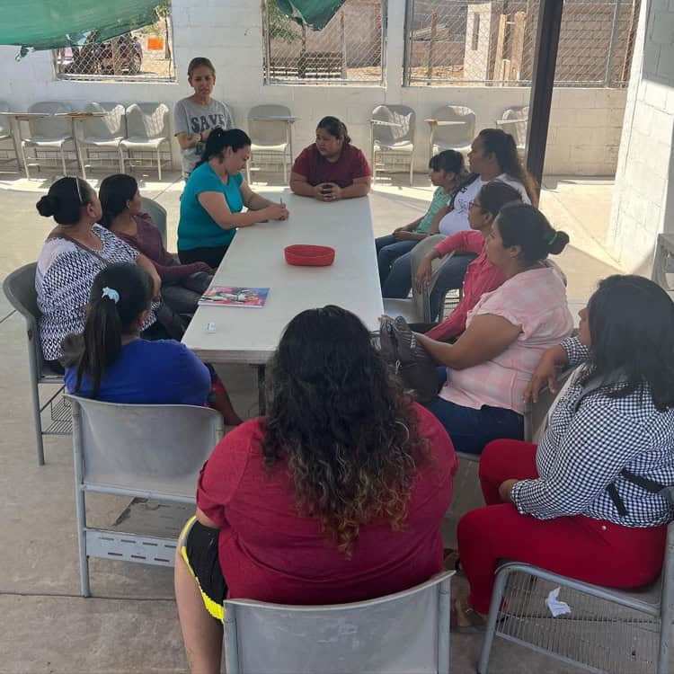 Empoderan a mujeres con programa Amadrina a un Estudiante