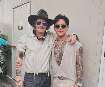 Christian Nodal comparte una foto ¡con Johnny Depp!