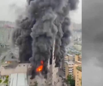 Fuerte incendio en centro comercial deja 16 muertos en China