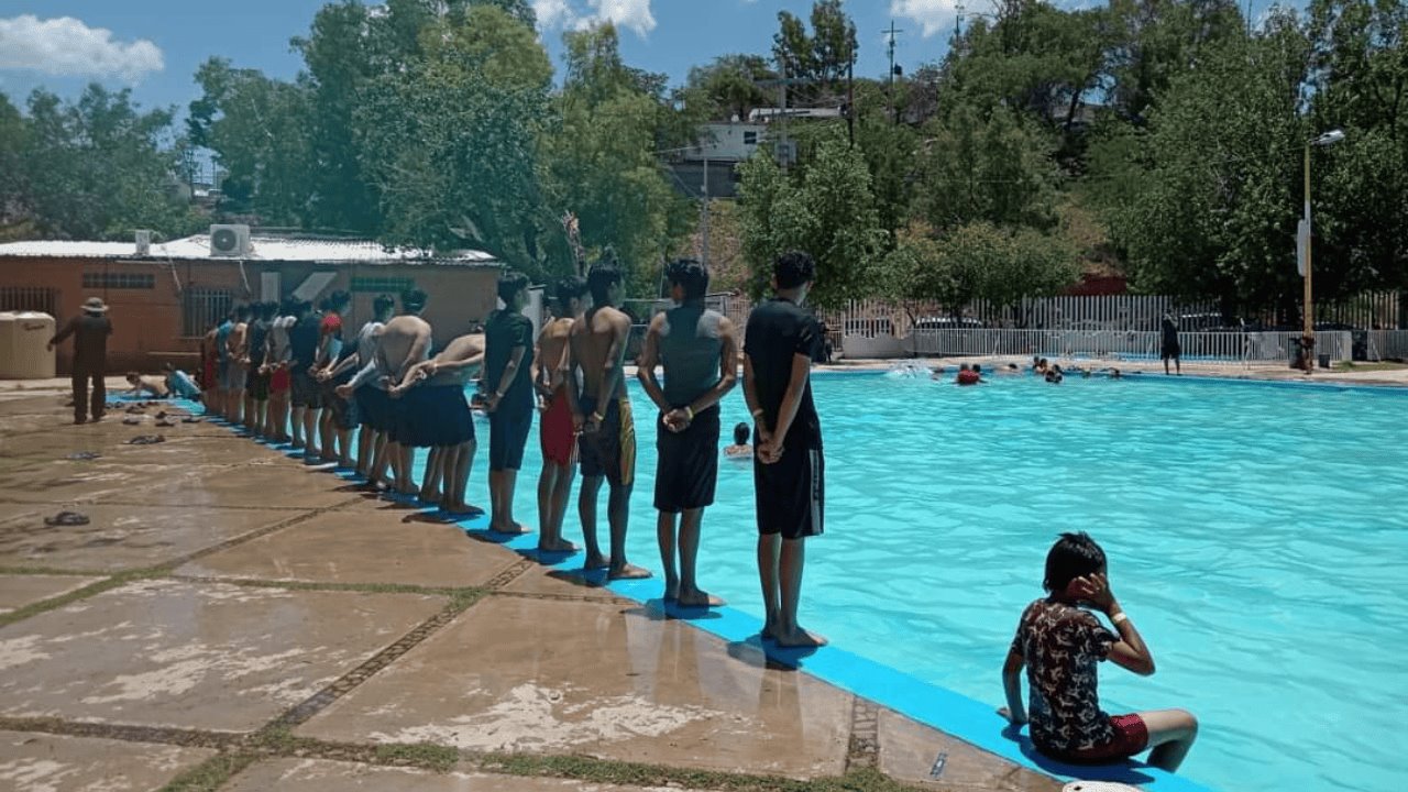 Jóvenes disfrutan clases de natación en curso de verano de Heptatlón Nogales