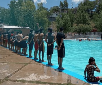 Jóvenes disfrutan clases de natación en curso de verano de Heptatlón Nogales