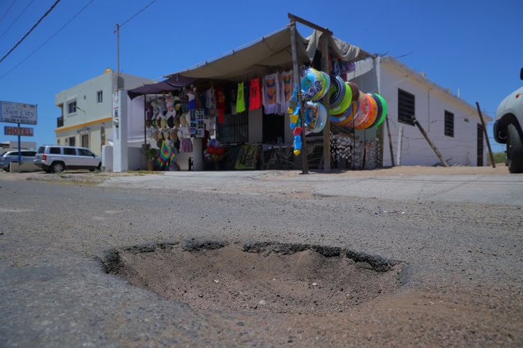 Proliferan los baches en Bahía de Kino; parece zona de guerra