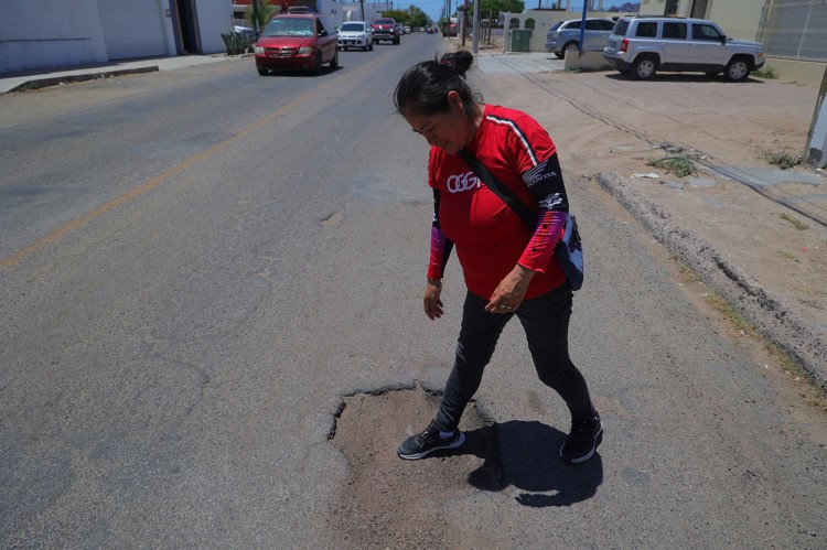 Proliferan los baches en Bahía de Kino; parece zona de guerra