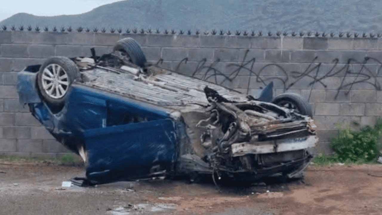 Choque volcamiento en la salida norte de Guaymas deja dos personas lesionadas