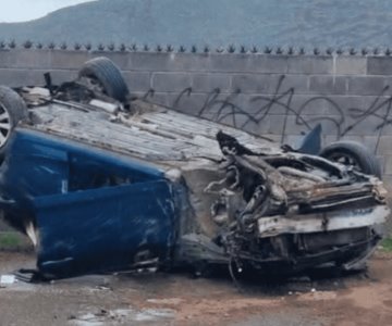 Choque volcamiento en la salida norte de Guaymas deja dos personas lesionadas