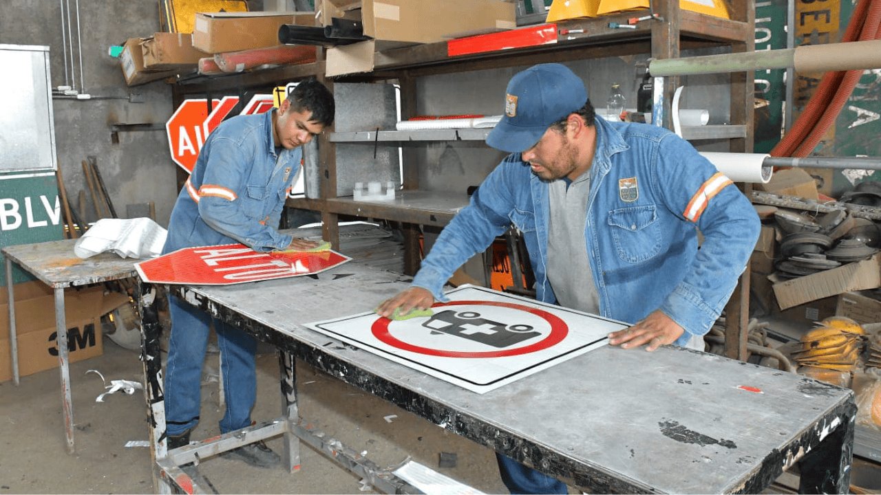 Cidue instala nuevos señalamientos y letreros viales en Hermosillo