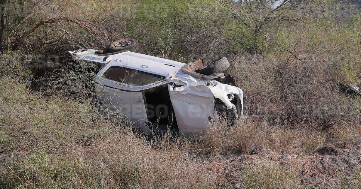 Aparatoso choque en San Carlos; pick up termina volcado fuera de la carretera