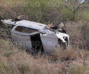 Aparatoso choque en San Carlos; pick up termina volcado fuera de la carretera