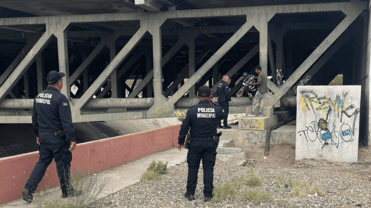 Retira Policía Municipal a 150 personas de puentes y canales en Hermosillo