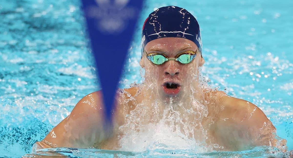 ¡Un Léon en la alberca! Marchand gana cuarto Oro y récord en París 2024