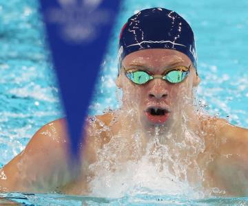 ¡Un Léon en la alberca! Marchand gana cuarto Oro y récord en París 2024