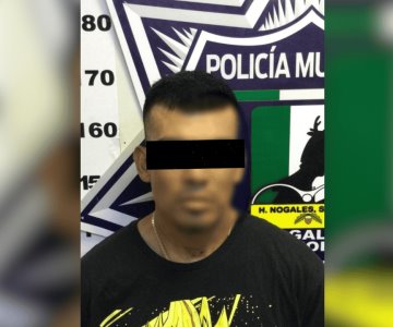 Detienen a hombre tras forcejear con municipales para evitar su arresto