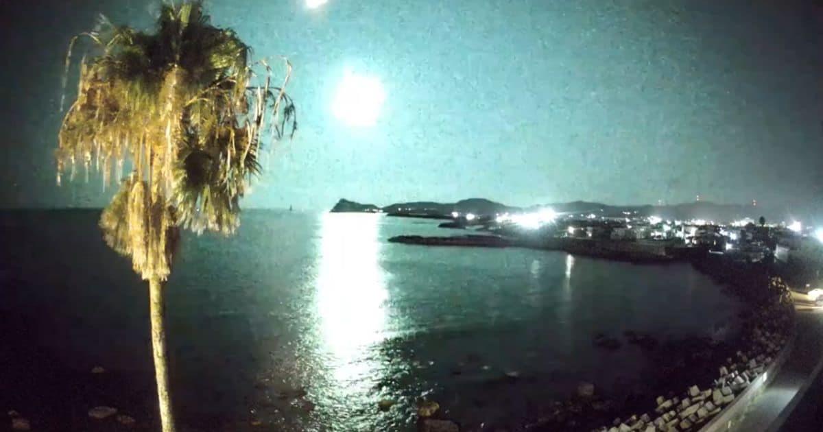 Paso de meteorito ilumina el cielo en Makurazaki, Japón; es captado en video