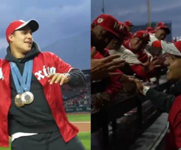 Osmar Olvera sorprende en juego de los Diablos Rojos y lanza primera bola