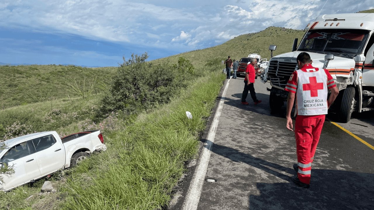 Choque múltiple en la carretera Ímuris-Cananea deja tres lesionados