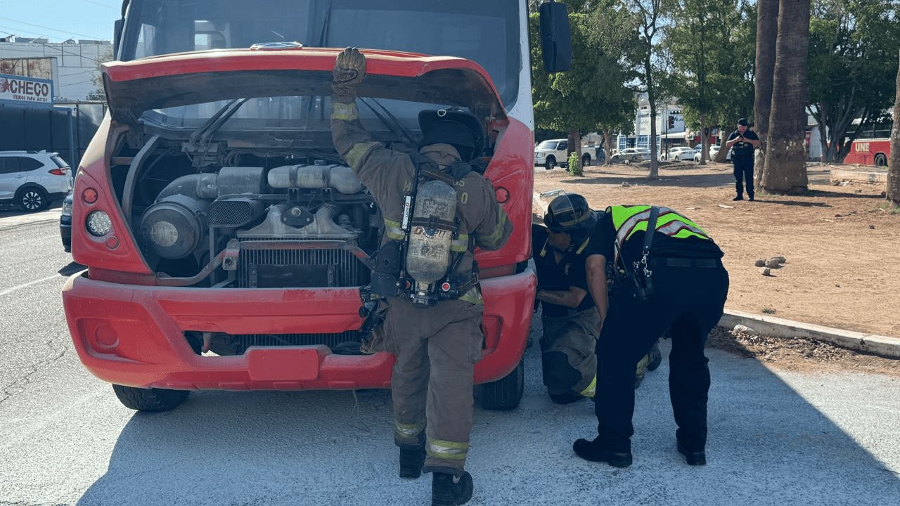 Camión sufre conato de incendio en el bulevar Luis Encinas