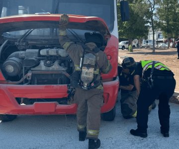 Camión sufre conato de incendio en el bulevar Luis Encinas