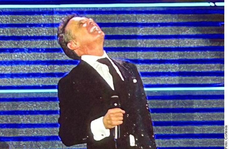 Luis Miguel da espectacular concierto...¡Bajo la lluvia!