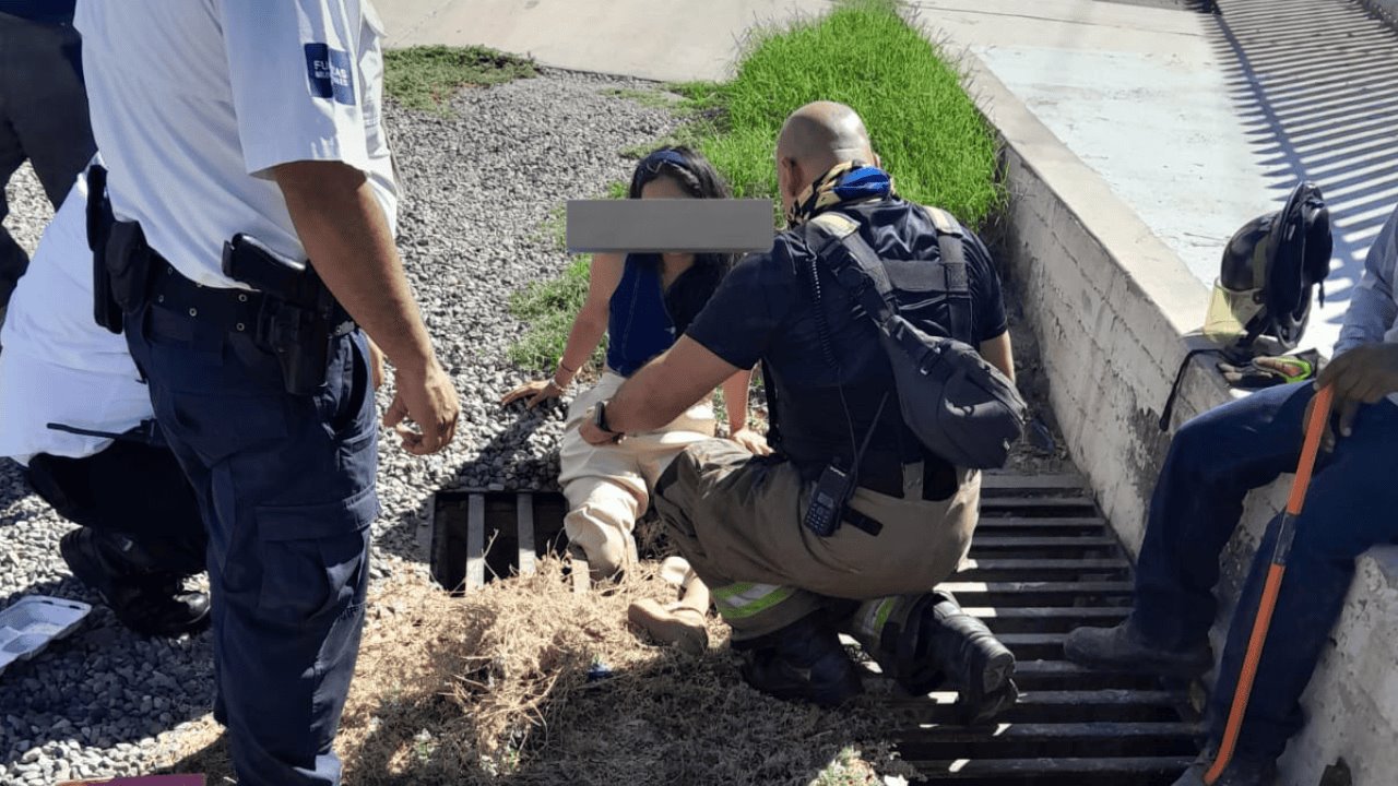 Rescatan Policía y Bomberos a mujer tras caer en una alcantarilla pluvial