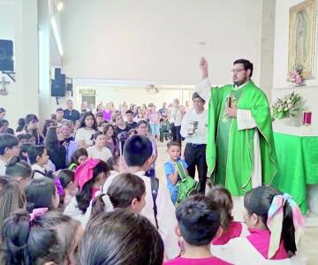 Dan bendición a pequeños feligreses por el regreso a clases