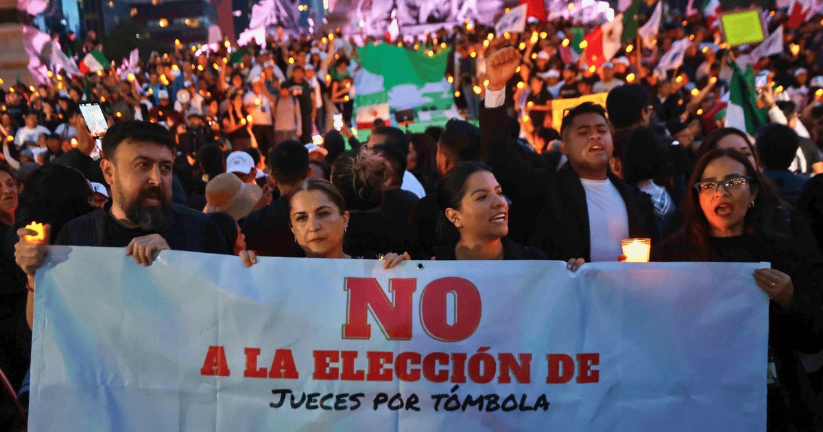 Trabajadores del PJF se manifiestan en el Ángel de la Independencia