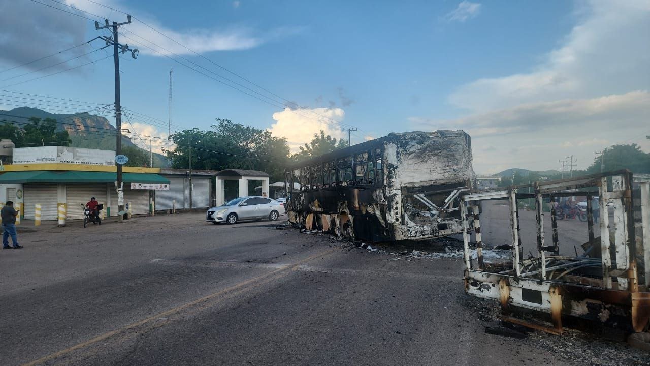 Retiran restos de enfrentamientos tras jueves negro en Culiacán