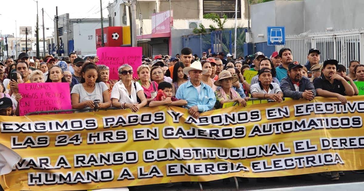 Usuarios marchan contra la CFE; exigen pagos en efectivo en cajeros