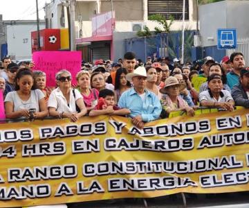 Usuarios marchan contra la CFE; exigen pagos en efectivo en cajeros