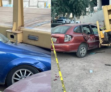 Góndolas de ferrocarril se descarrilan y caen sobre vehículos particulares