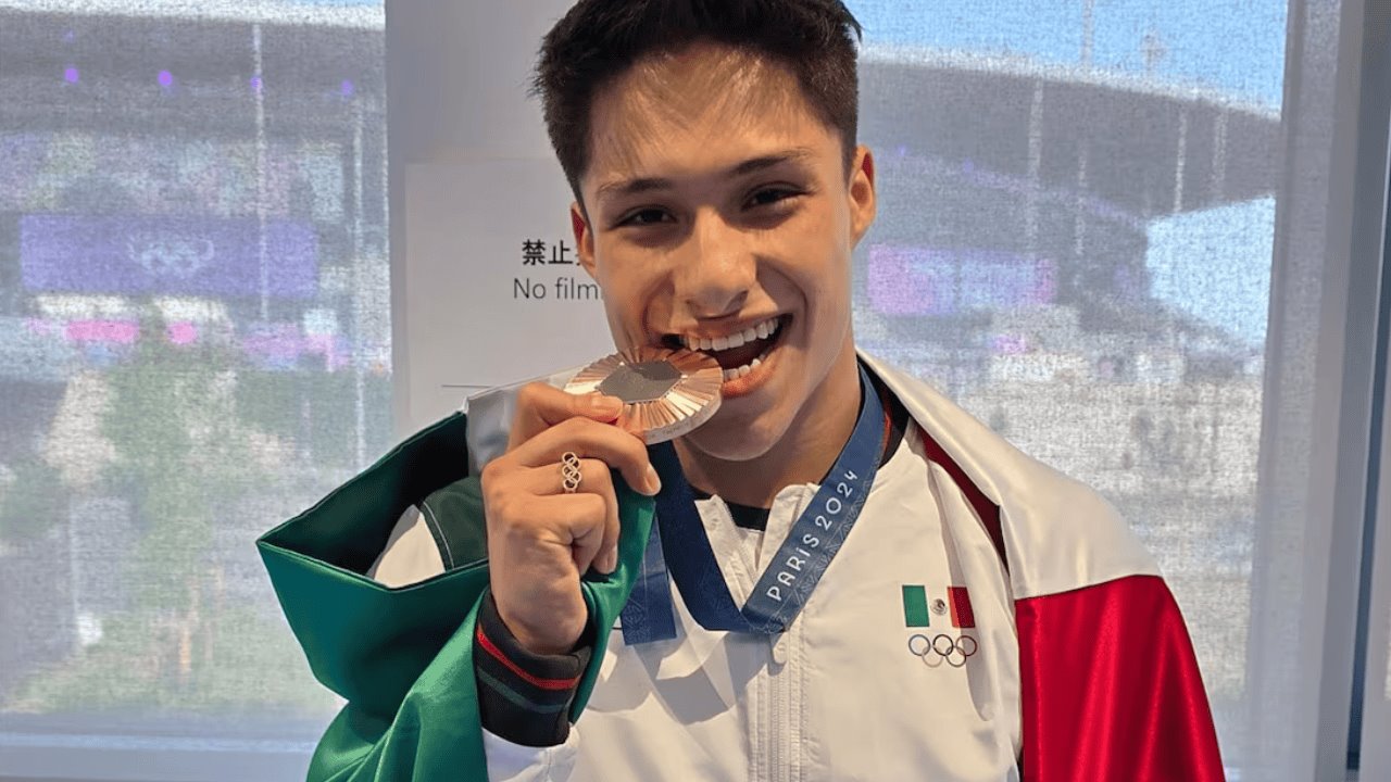 ¡Se despintan! Osmar Olvera exhibe deterioro de medallas olímpicas