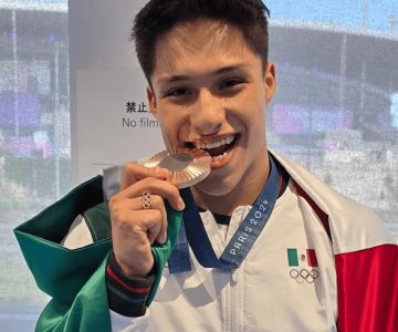 ¡Se despintan! Osmar Olvera exhibe deterioro de medallas olímpicas