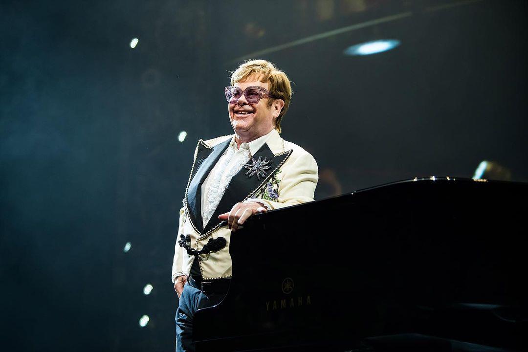 Elton John revela que perdió la vista en un ojo por una infección