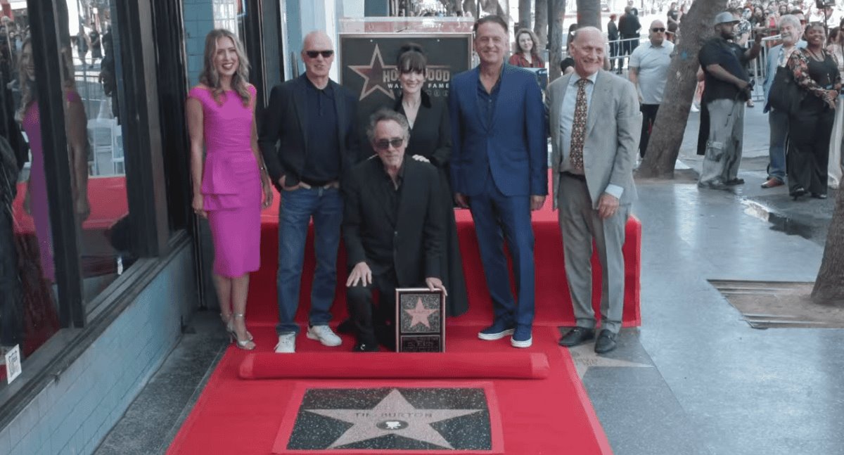 Recibe Tim Burton su estrella en Hollywood