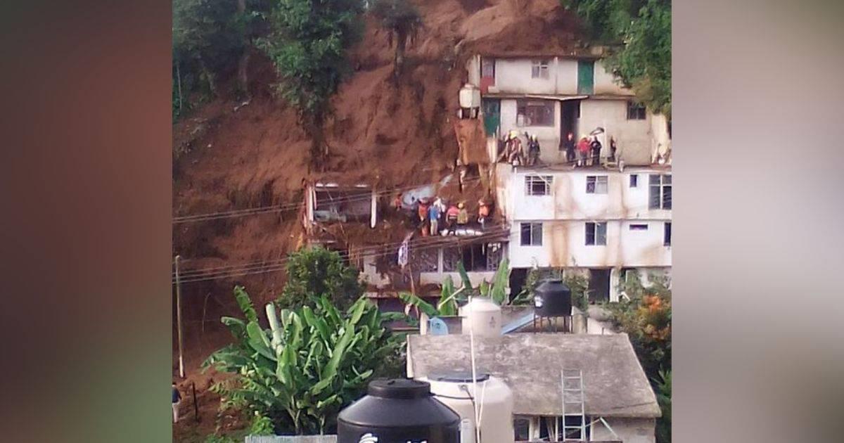 Familia queda sepultada tras deslave de un cerro; mueren 3 personas