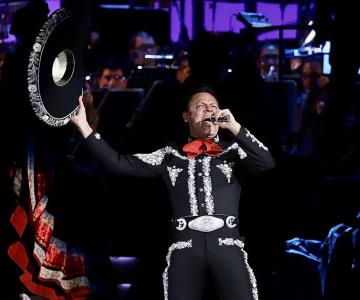 Pedrito Fernández da un concierto sorpresa en la Plaza Garibaldi