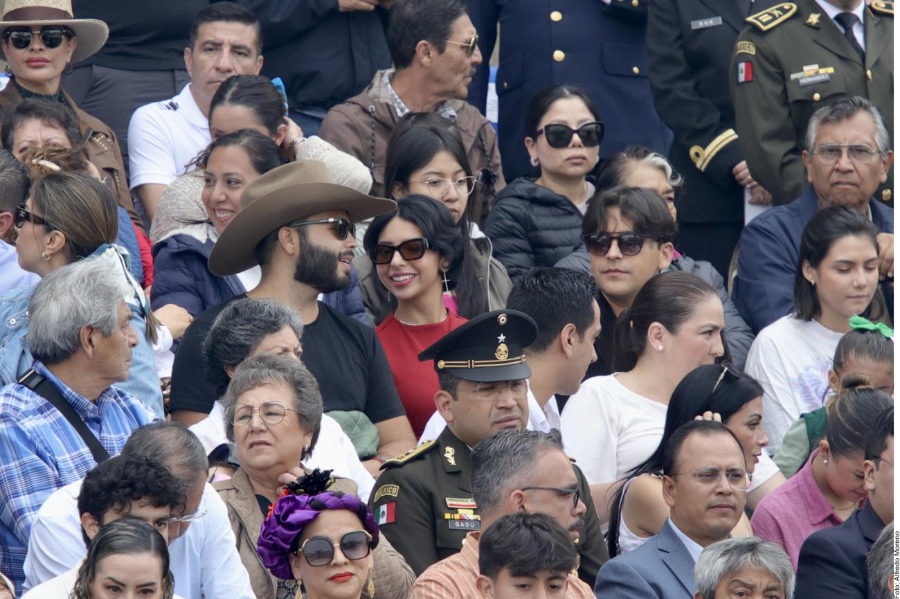 Tachan de diva y grosera a Ángela Aguilar en el desfile de la Independencia