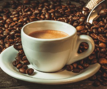 Esta es la edad a la que debes dejar de tomar café, según la ciencia