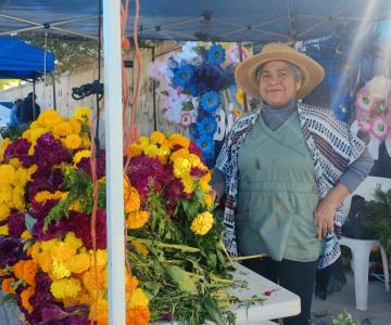 Cuatro décadas de tradición de venta de flores en el Panteón Palo Verde