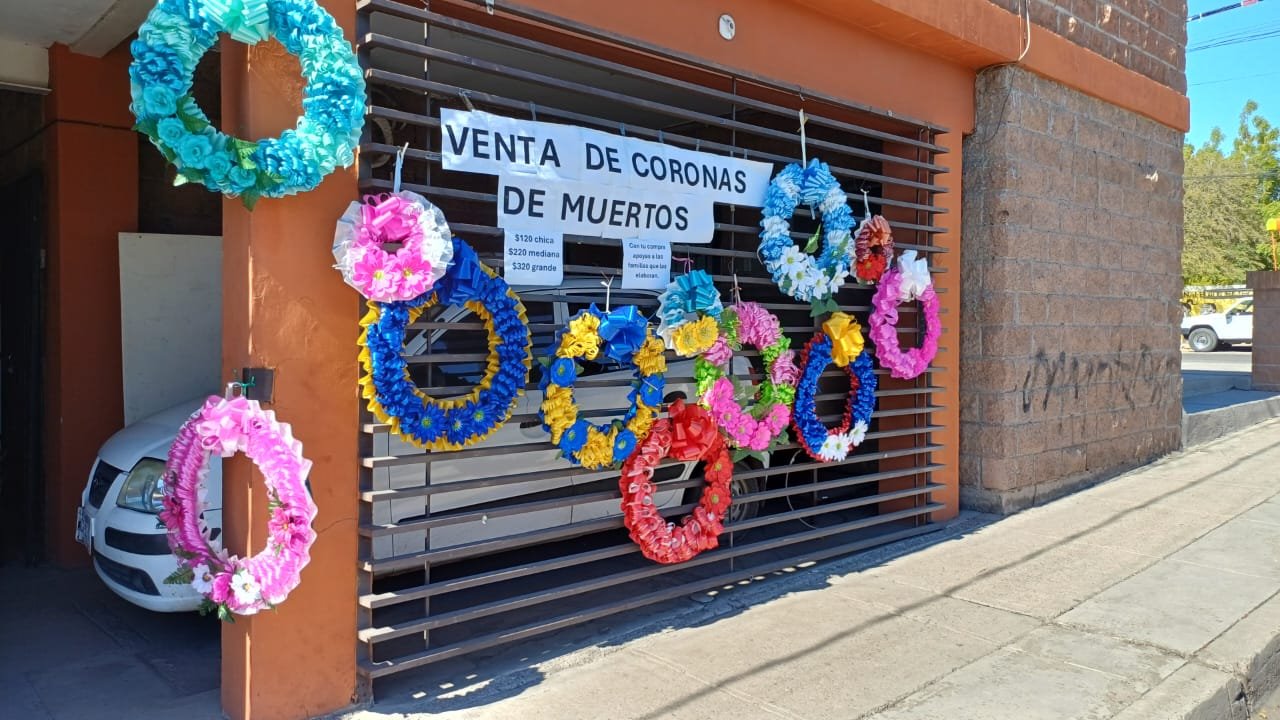 Reciben capacitación para elaborar coronas y venderlas el Día de Muertos