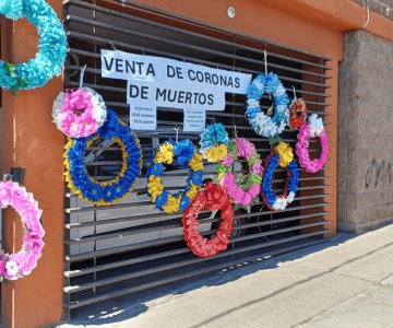 Reciben capacitación para elaborar coronas y venderlas el Día de Muertos