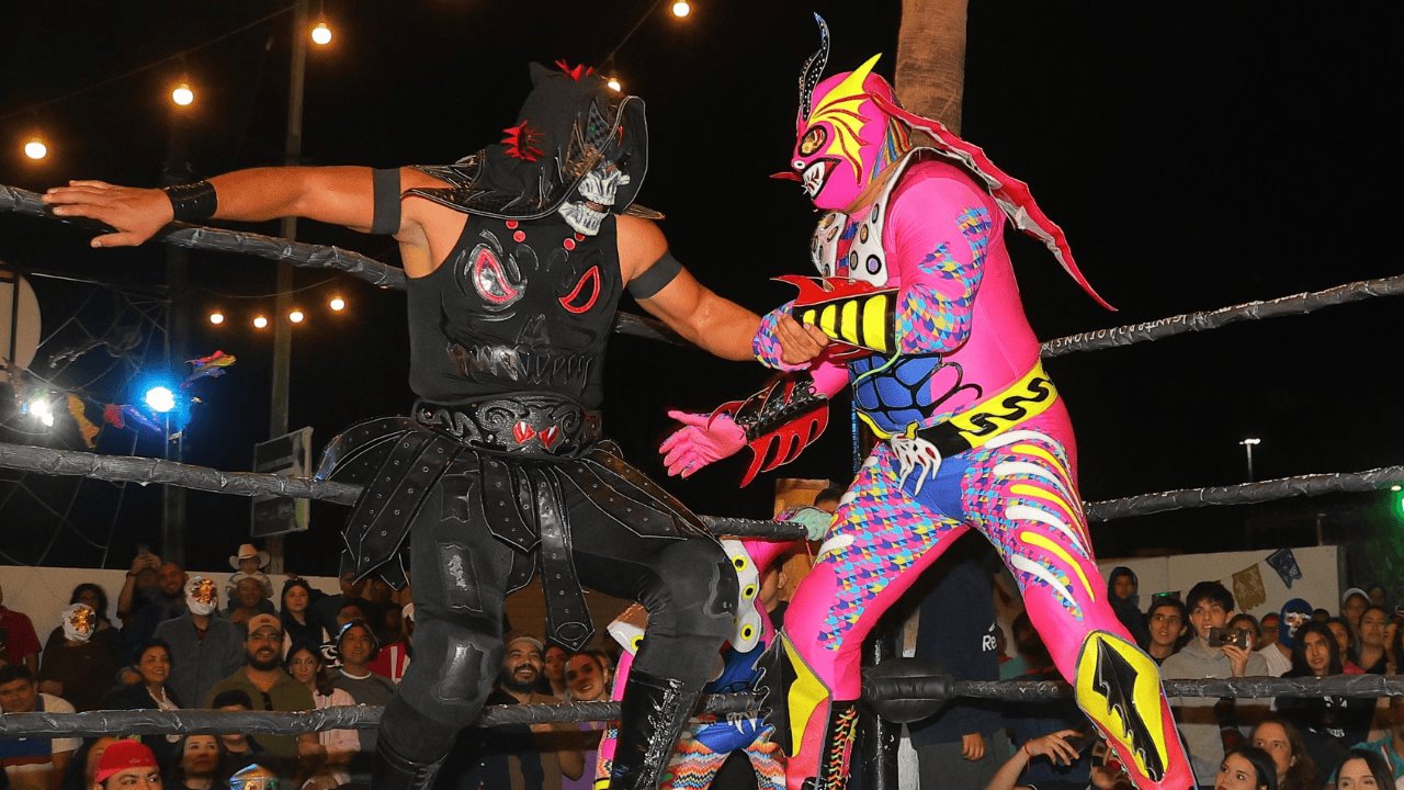 Celebran el Día de Muertos con espectacular función de lucha libre