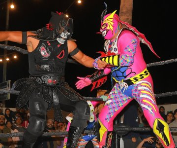 Celebran el Día de Muertos con espectacular función de lucha libre