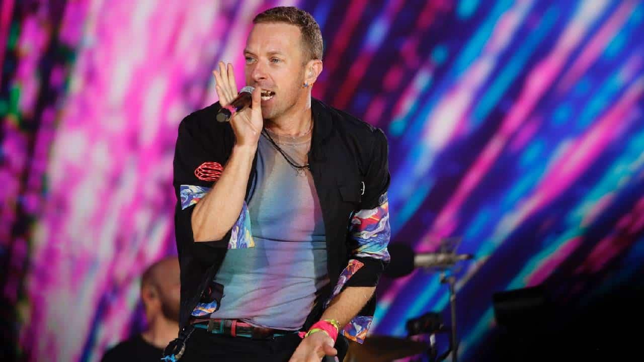 Chris Martin se cae del escenario en pleno concierto de Coldplay