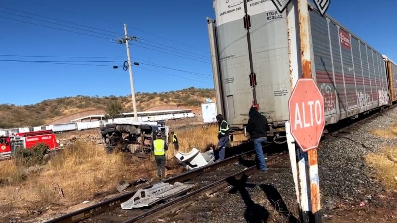 Tren embiste a tractocamión en la frontera de Nogales